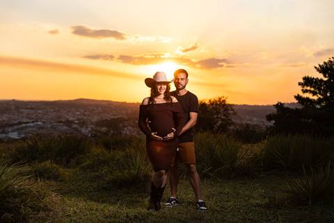 Gestante Geovanna e Gustavo com o filho Henrique no ponto mais alto de Vinhedo ao pôr do sol'