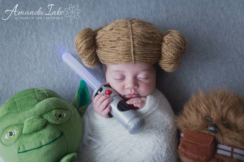 Esta é a foto toda especial que a mamãe comentou no depoimento dela. Eles são fãs de Star Wars, e pediram para fazer uma foto newborn temática. '