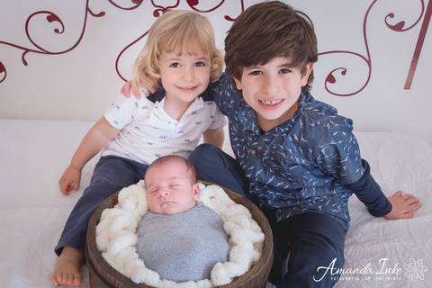 Newborn com irmãos'