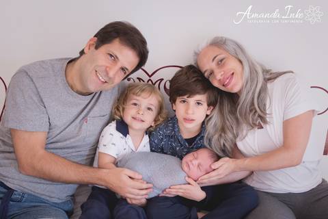 Newborn com a família'
