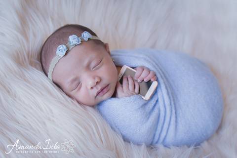Newborn com celular'