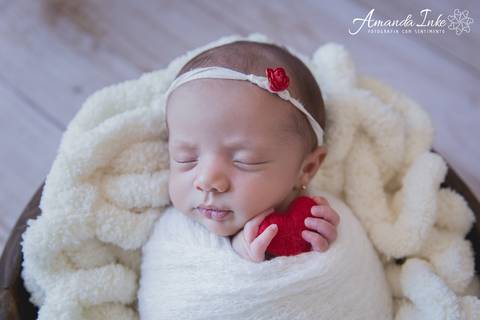 Sessão newborn com coração'