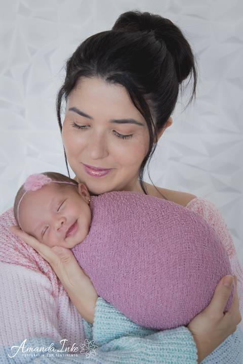 Ensaio newborn com a mãe, com direito a sorriso'