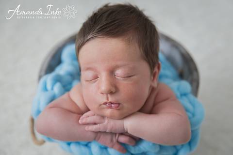 Bebê no baldinho no ensaio newborn'