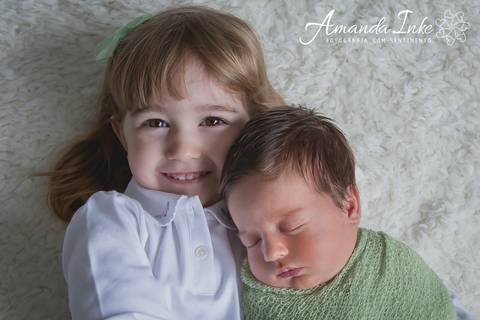 Foto com os irmãos no ensaio newborn'