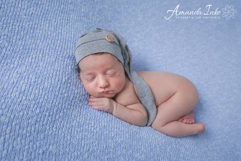 Bebê peladinho no ensaio newborn'