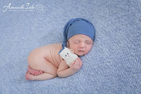 Pose de bundinha na sessão newborn feita na casa do cliente'