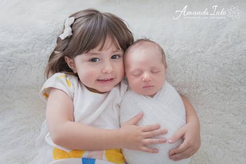 Irmãos juntos na sessão newborn em são paulo'