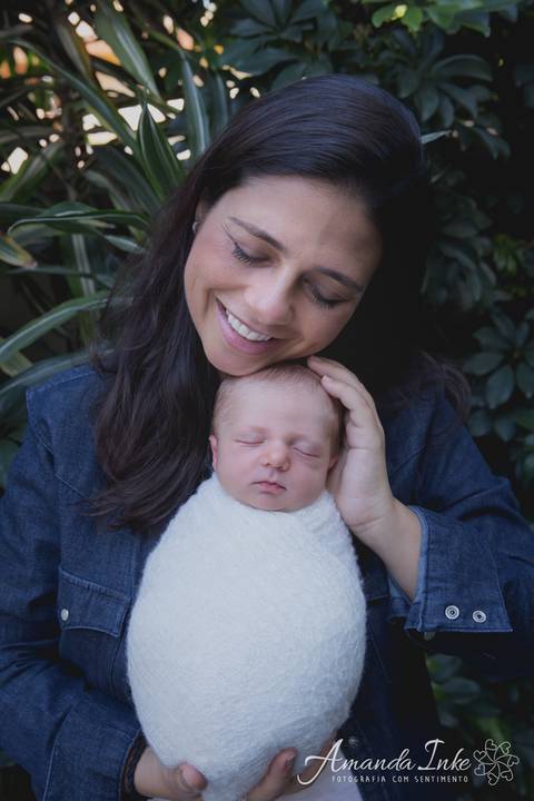 Mamãe e bebê na sessão newborn feita a domicílio em são paulo'