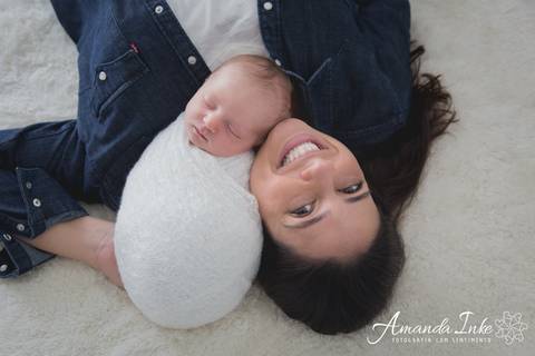 Bebê com a mãe no ensaio newborn realizado na casa do cliente'