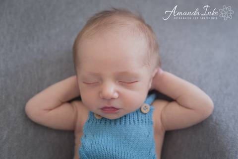 Bebê tranquilo na sessão newborn feita em domicílio'