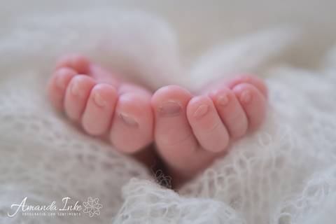 Detalhe dos pezinho no ensaio newborn feito em casa'
