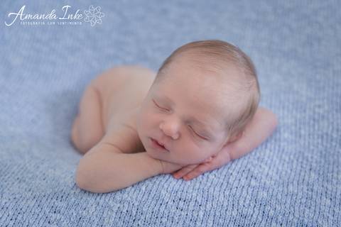 Bebê peladinho no ensaio newborn em domicílio'