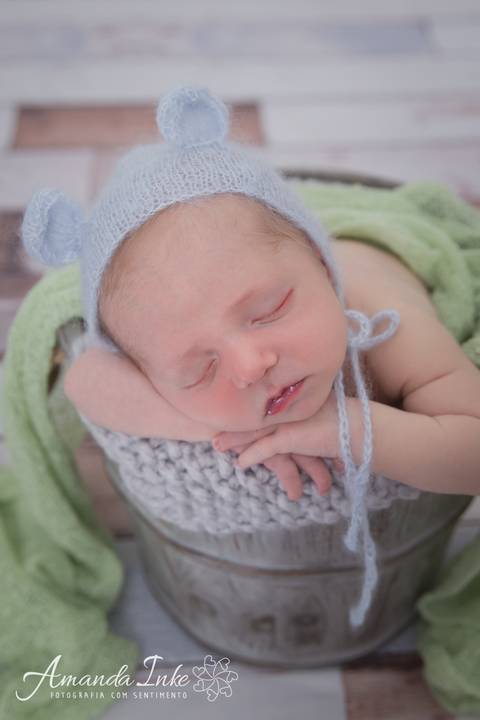 Bebê no baldinho no ensaio newborn em São Paulo'