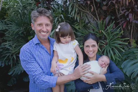 Foto da família reunida no ensaio newborn em são paulo sp'