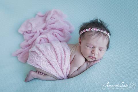 Pose de bebê na sessão newborn realizada em domicílio em São Paulo'