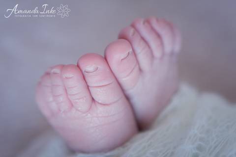 Detalhe dos pezinhos no ensaio newborn feito na casa do cliente, na Freguesia do Ó'
