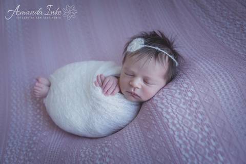Bebê enroladinho no ensaio newborn, feito em domicílio na cidade de São Paulo'