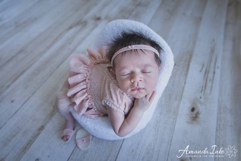 Bebê na poltroninha no ensaio newborn na Freguesia do Ó em São Paulo'