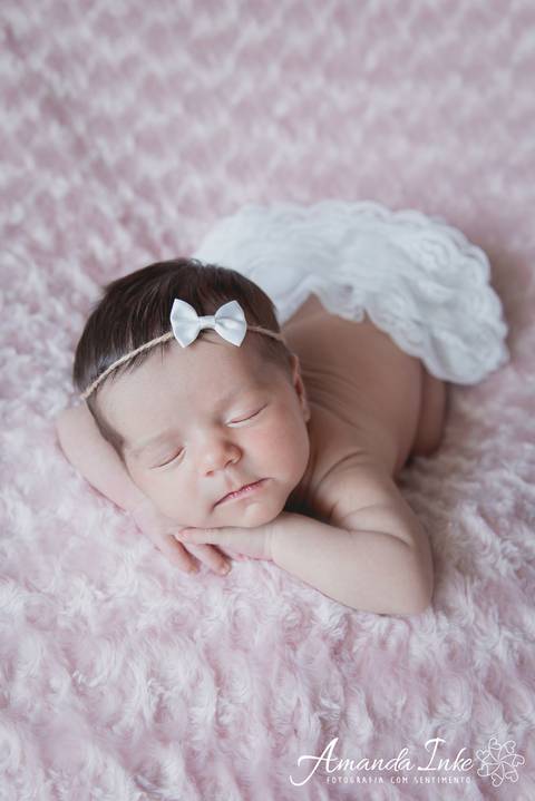 Bebê na pose em sessão newborn feita na casa dos clientes em Moema, São Paulo'