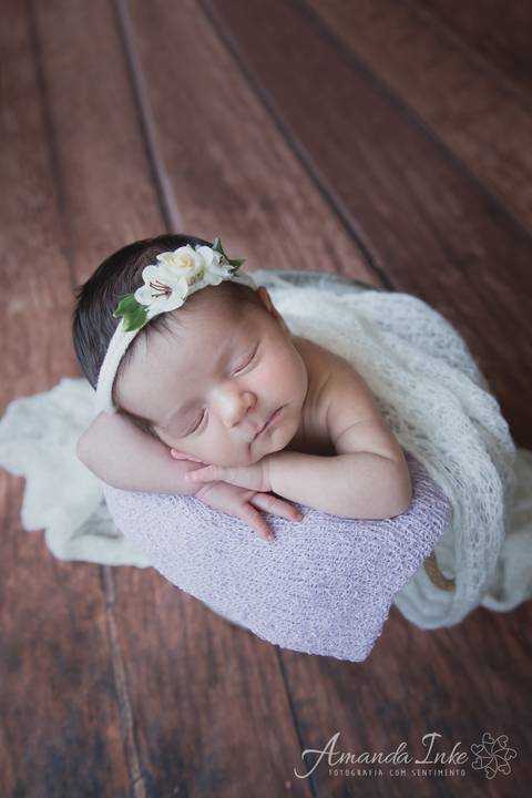 Bebê no baldinho no ensaio newborn feito na casa dos clientes em São Paulo'