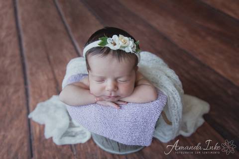 Bebê no baldinho na sessão newborn feita em domicílio em Moema, São Paulo'