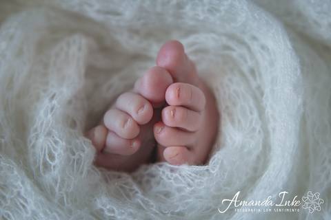 Detalhe dos pés feito no ensaio newborn, o detalhe dos pezinhos é tão fofo que tem em praticamente todas as sessões fotográficas de recém-nascido'
