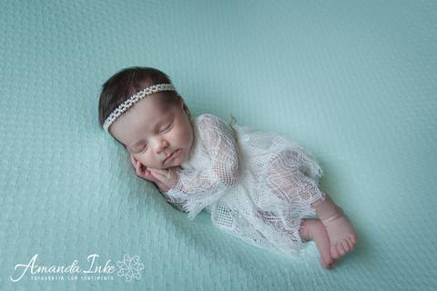 Bebê de roupinha no ensaio newborn em Moema'