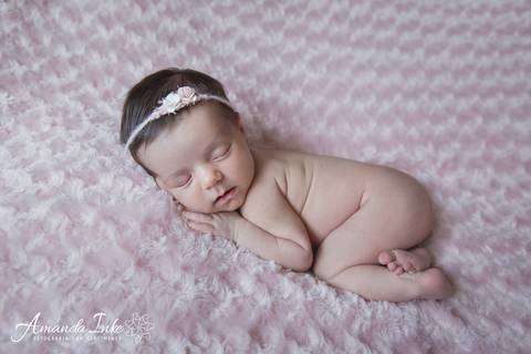 Bebê peladinha no ensaio newborn feito em domicílio, em Moema, São Paulo'