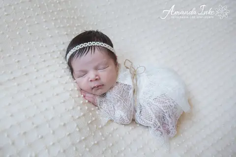 Bebê de vestidinho na sessão newborn em São Paulo'