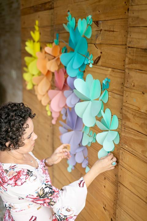 decoração festa infantil tema primavera flores de papel colorida Brasília papel e tesoura personalizada'