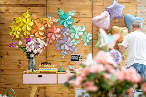 decoração festa infantil tema primavera flores de papel colorida Brasília papel e tesoura personalizada'