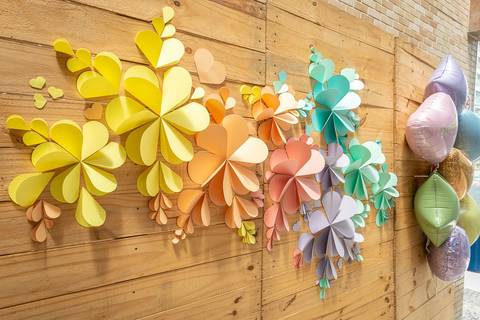 decoração festa infantil tema primavera flores de papel colorida Brasília papel e tesoura personalizada'