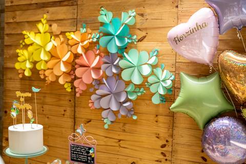 decoração festa infantil tema primavera flores de papel colorida Brasília papel e tesoura personalizada'