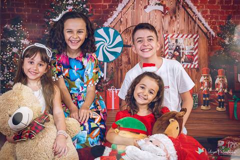 ensaio de natal em estúdio Brasília DF cenário fotografia de família ensaio família veloso valentim fotógrafo de família book de família ensaio infantil feliz natal primos'