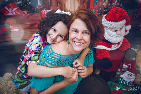 ensaio de natal em estúdio Brasília DF cenário fotografia de família ensaio família veloso valentim fotógrafo de família book de família ensaio infantil feliz natal kaya veloso mãe e filha'