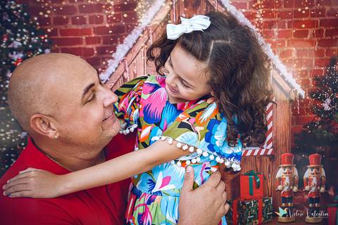ensaio de natal em estúdio Brasília DF cenário fotografia de família ensaio família veloso valentim fotógrafo de família book de família ensaio infantil feliz natal pai e filha'