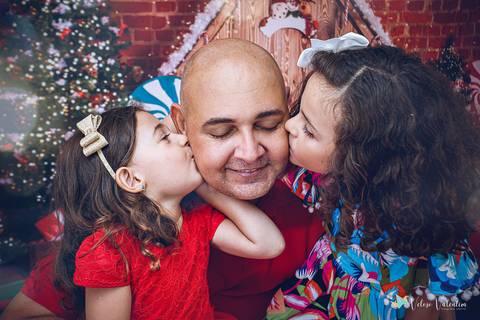 ensaio de natal em estúdio Brasília DF cenário fotografia de família ensaio família veloso valentim fotógrafo de família book de família ensaio infantil feliz natal pai e filhas'