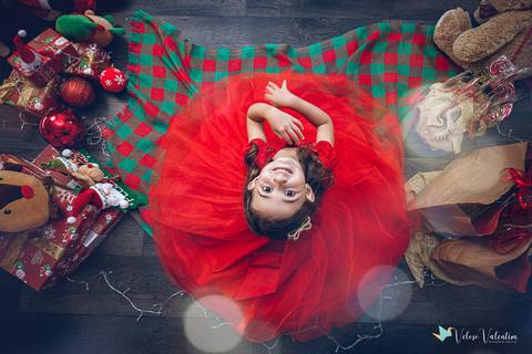 ensaio de natal em estúdio Brasília DF cenário fotografia de família ensaio família veloso valentim fotógrafo de família book de família ensaio infantil feliz natal menna de vestido vermelho'