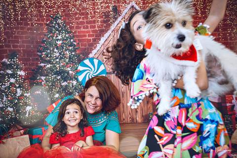 ensaio de natal em estúdio Brasília DF cenário fotografia de família ensaio família veloso valentim fotógrafo de família book de família ensaio infantil feliz natal cachorro'