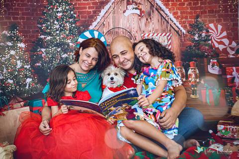 ensaio de natal em estúdio Brasília DF cenário fotografia de família ensaio família veloso valentim fotógrafo de família book de família ensaio infantil feliz natal lendo em família'