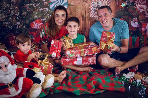 ensaio de natal em estúdio Brasília DF cenário fotografia de família ensaio família veloso valentim fotógrafo de família book de família ensaio infantil feliz natal presentes de natal'