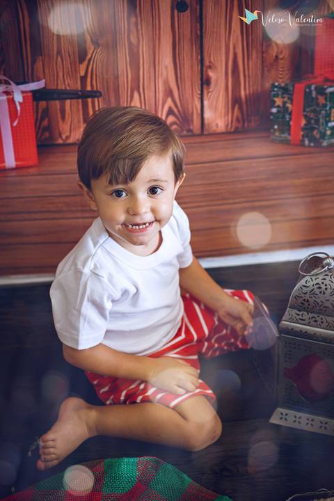 ensaio de natal em estúdio Brasília DF cenário fotografia de família ensaio família veloso valentim fotógrafo de família book de família ensaio infantil feliz natal sorriso de menino criança'