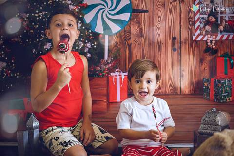 ensaio de natal em estúdio Brasília DF cenário fotografia de família ensaio família veloso valentim fotógrafo de família book de família ensaio infantil feliz natal irmãos pirulito'