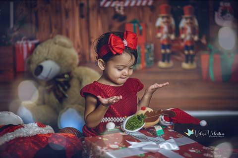 ensaio de natal em estúdio Brasília DF cenário fotografia de família ensaio família veloso valentim fotógrafo de família book de família ensaio infantil feliz natal menina de laço vermelho'