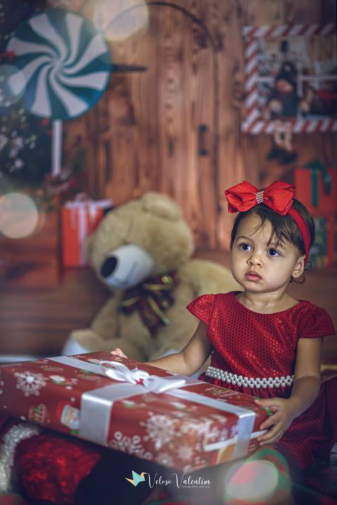 ensaio de natal em estúdio Brasília DF cenário fotografia de família ensaio família veloso valentim fotógrafo de família book de família ensaio infantil feliz natal menina de vermelho'