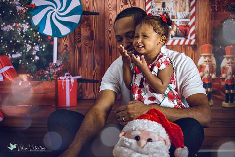 ensaio de natal em estúdio Brasília DF cenário fotografia de família ensaio família veloso valentim fotógrafo de família book de família ensaio infantil feliz natal pai e filha'