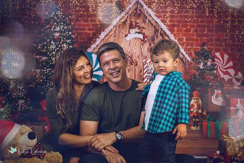 ensaio de natal em estúdio Brasília DF cenário fotografia de família ensaio família veloso valentim fotógrafo de família book de família ensaio infantil criança sorrindo feliz natal família feliz'