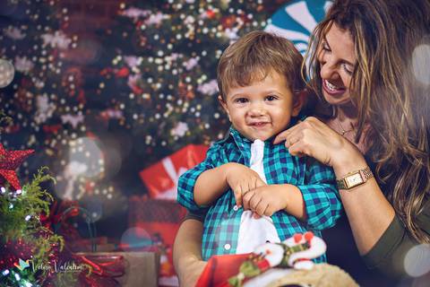 ensaio de natal em estúdio Brasília DF cenário fotografia de família ensaio família veloso valentim fotógrafo de família book de família ensaio infantil feliz natal mãe e filho'