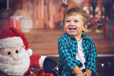 ensaio de natal em estúdio Brasília DF cenário fotografia de família ensaio família veloso valentim fotógrafo de família book de família ensaio infantil feliz natal criança sorrindo'